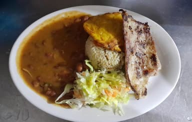 Almuerzo con Cerdo a la Plancha