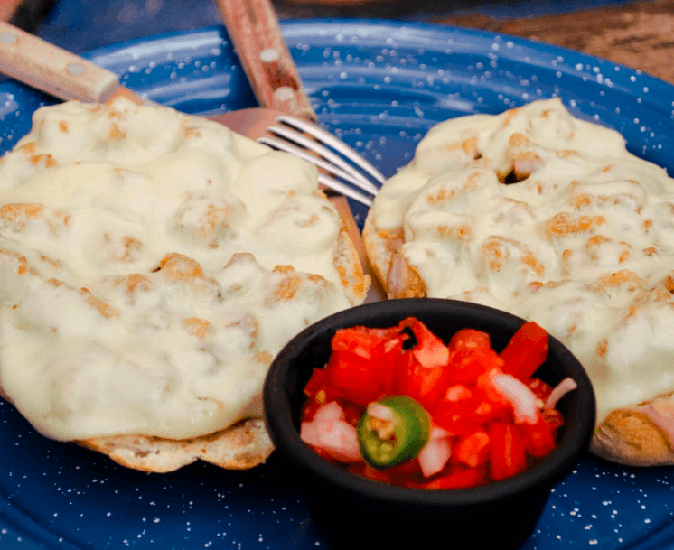 Molletes con Chilaquiles y Chorizo