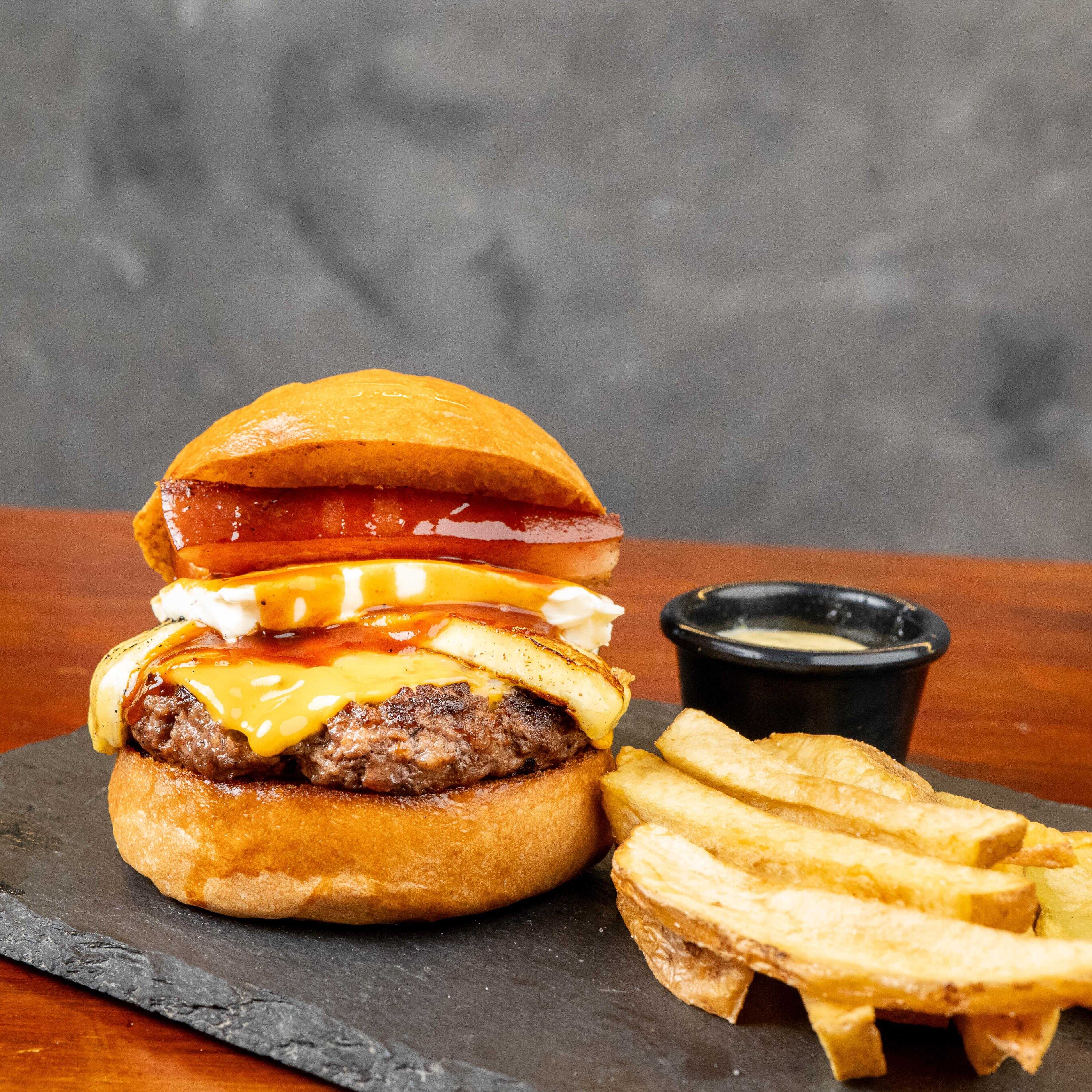 Cheese & Bacon Burger + Papas