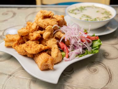 Chicharrón de Pescado más Ceviche o Chilcano