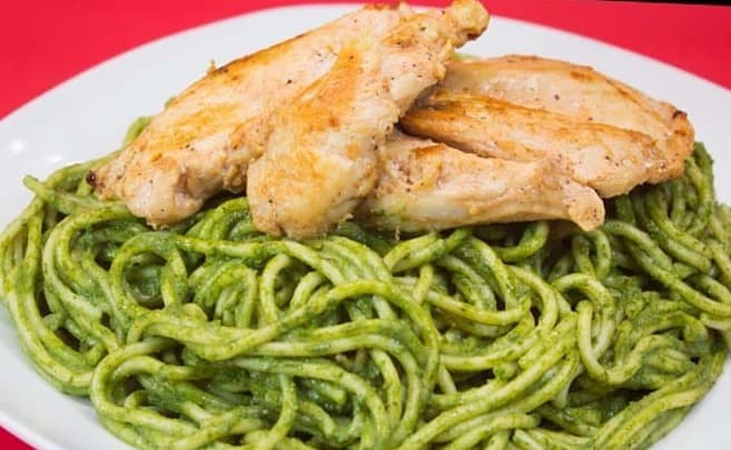PASTA EN SALSA VERDE CON MILANESA DE POLLO + Jugo