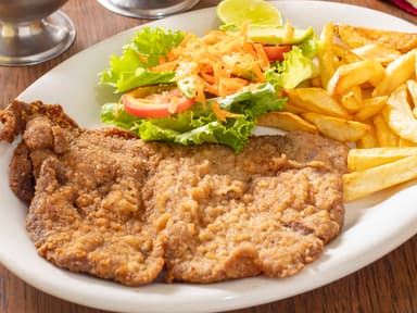 Milanesa con papas y ensalada