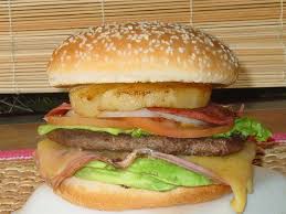 HAMBURGUESA HAWAIANA CON PAPAS CHIPS