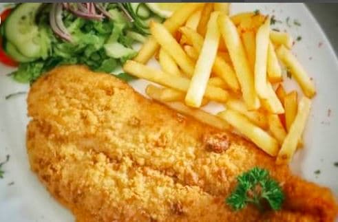 Filette Empanizado con Ensalada y Papas