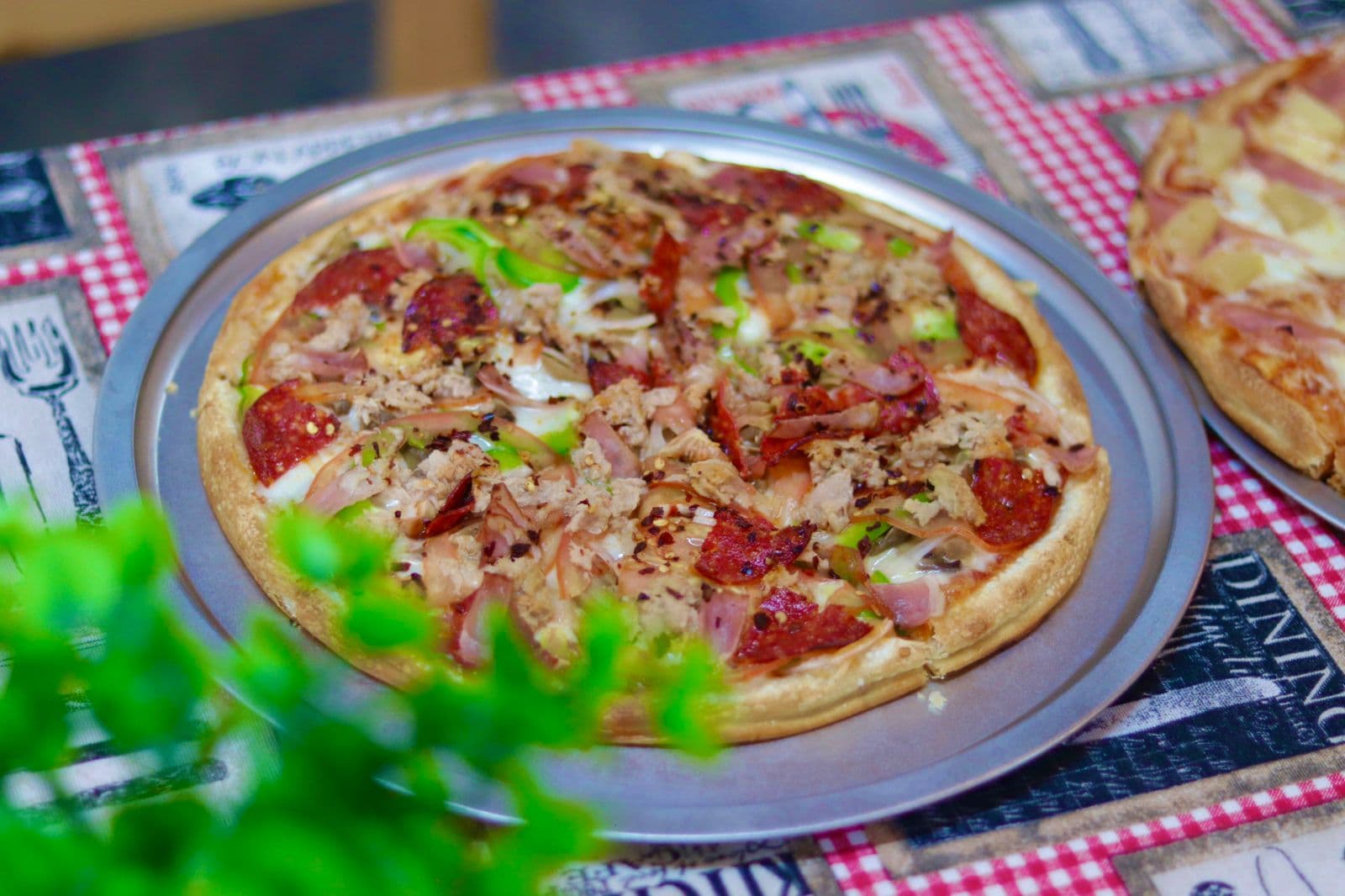 Pizza De Lujo + 2 Refrescos