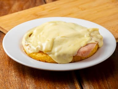 Arepa con Jamón y Queso + Gaseosa 400 Ml