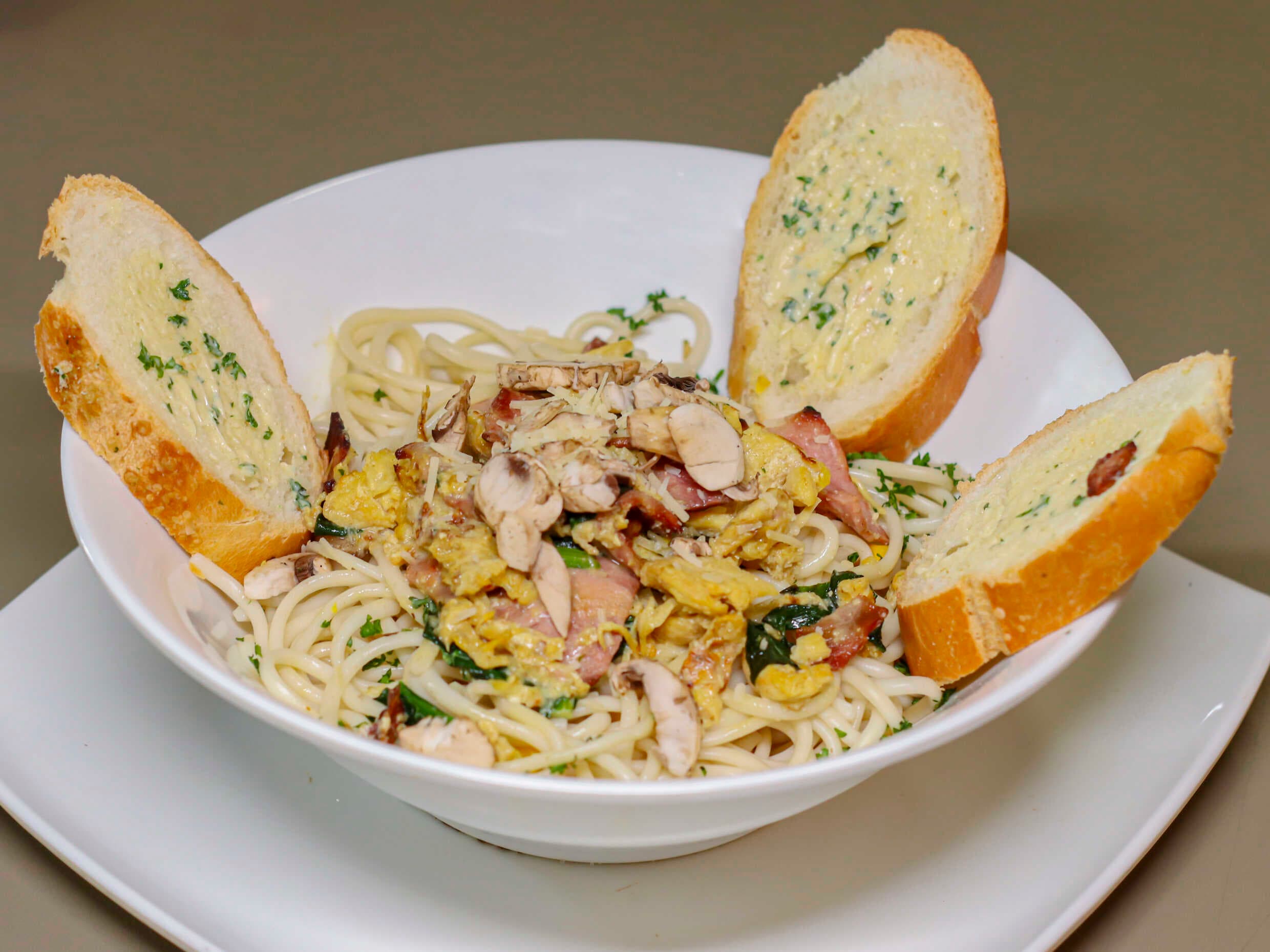 Pasta Pollo Champiñón y Tocineta