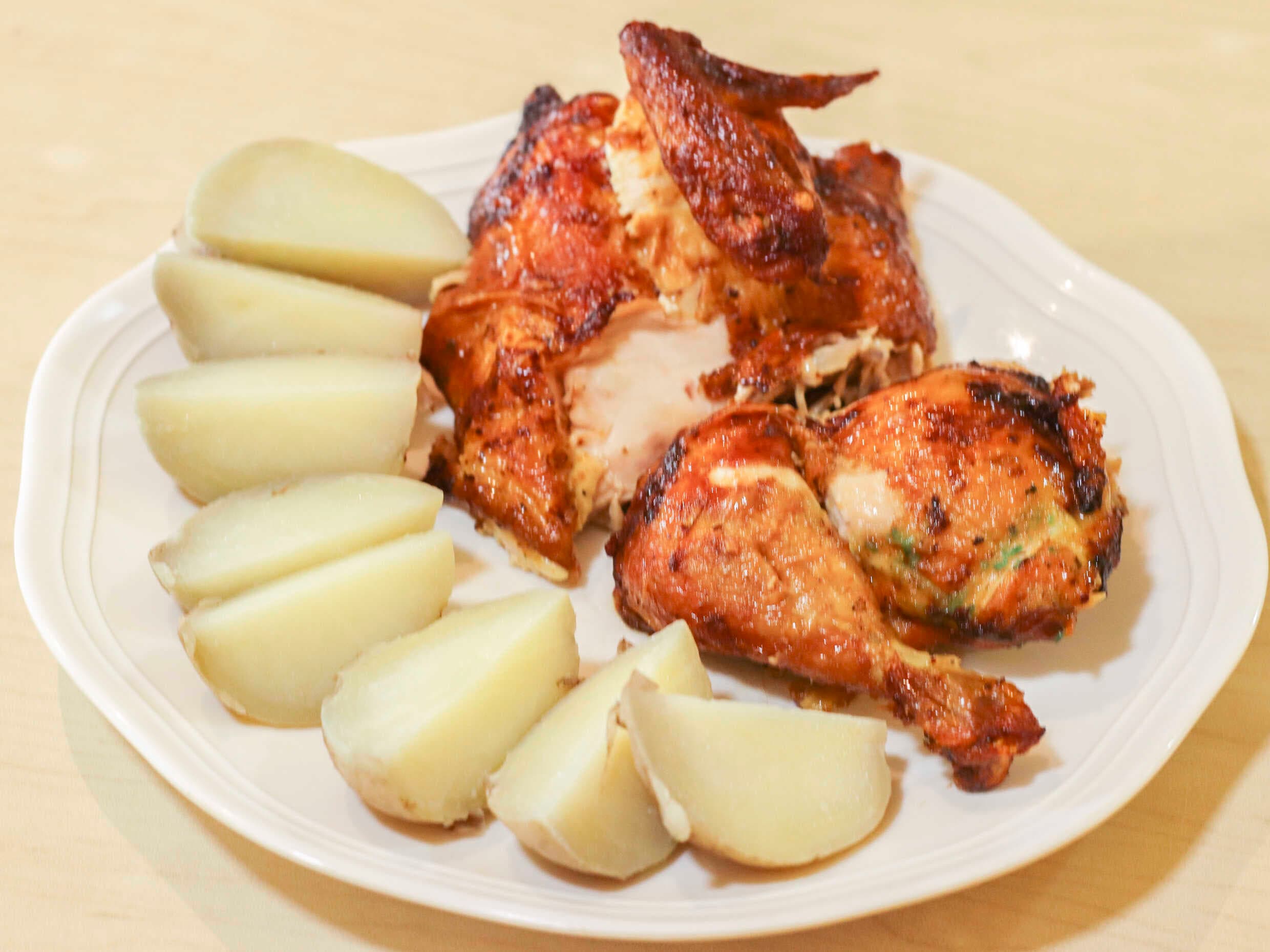 1/2 Pollo Asado Gratis medio plarano maduro
