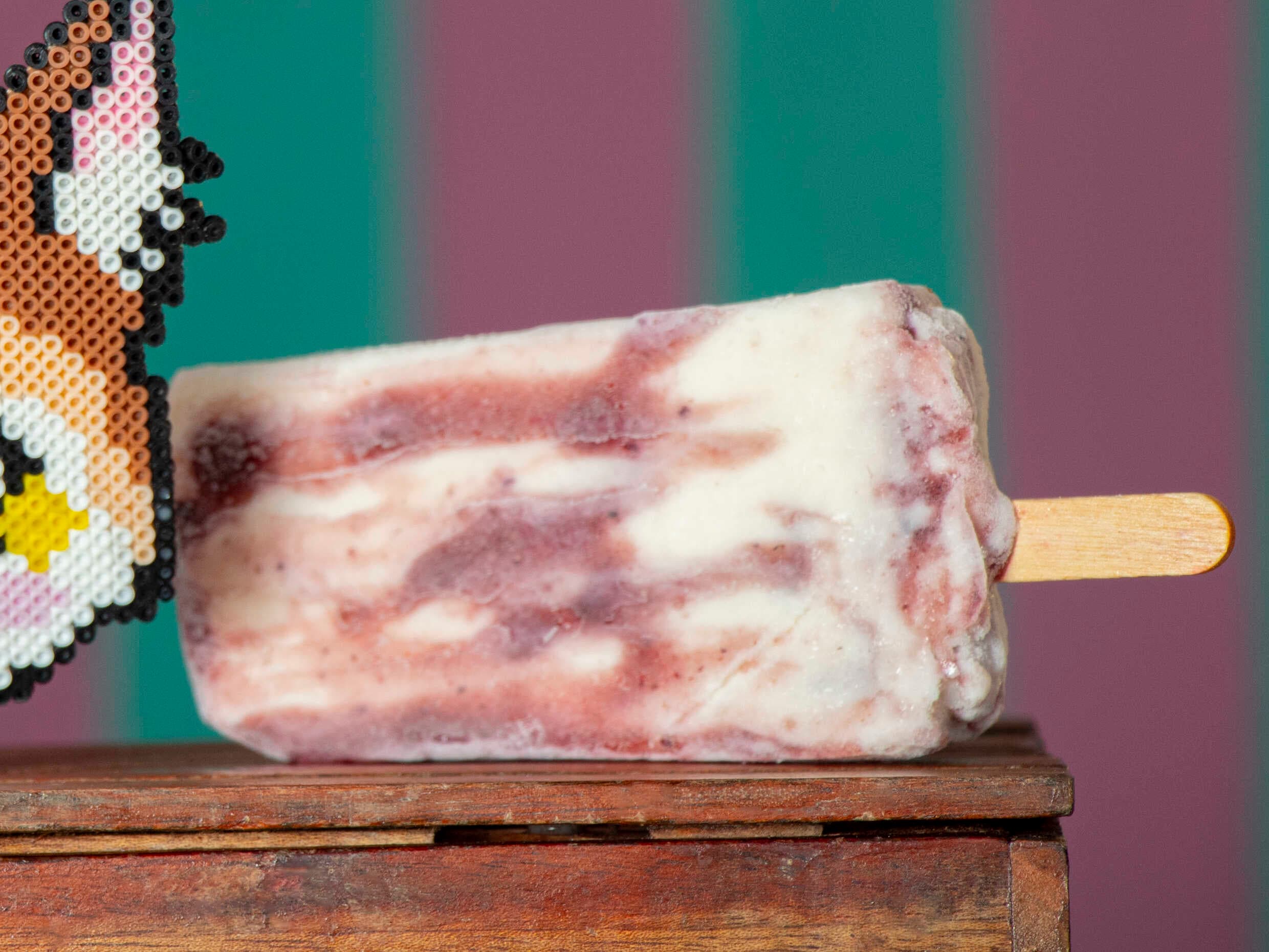 Paleta de Queso con Zarzamora