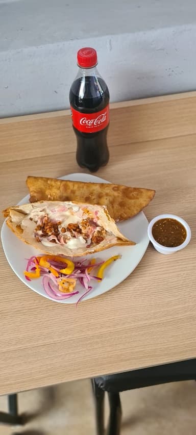Quesadilla de Chicharrón Prensado, Carne y Rajas