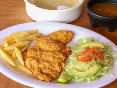 MILANESA DE POLLO (150gr) + ensalada + papás a la