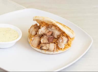 Arepa Pollo y Chicharrón
