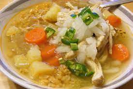 Consomé de Pollo con Arroz y Pechuga Deshebrada