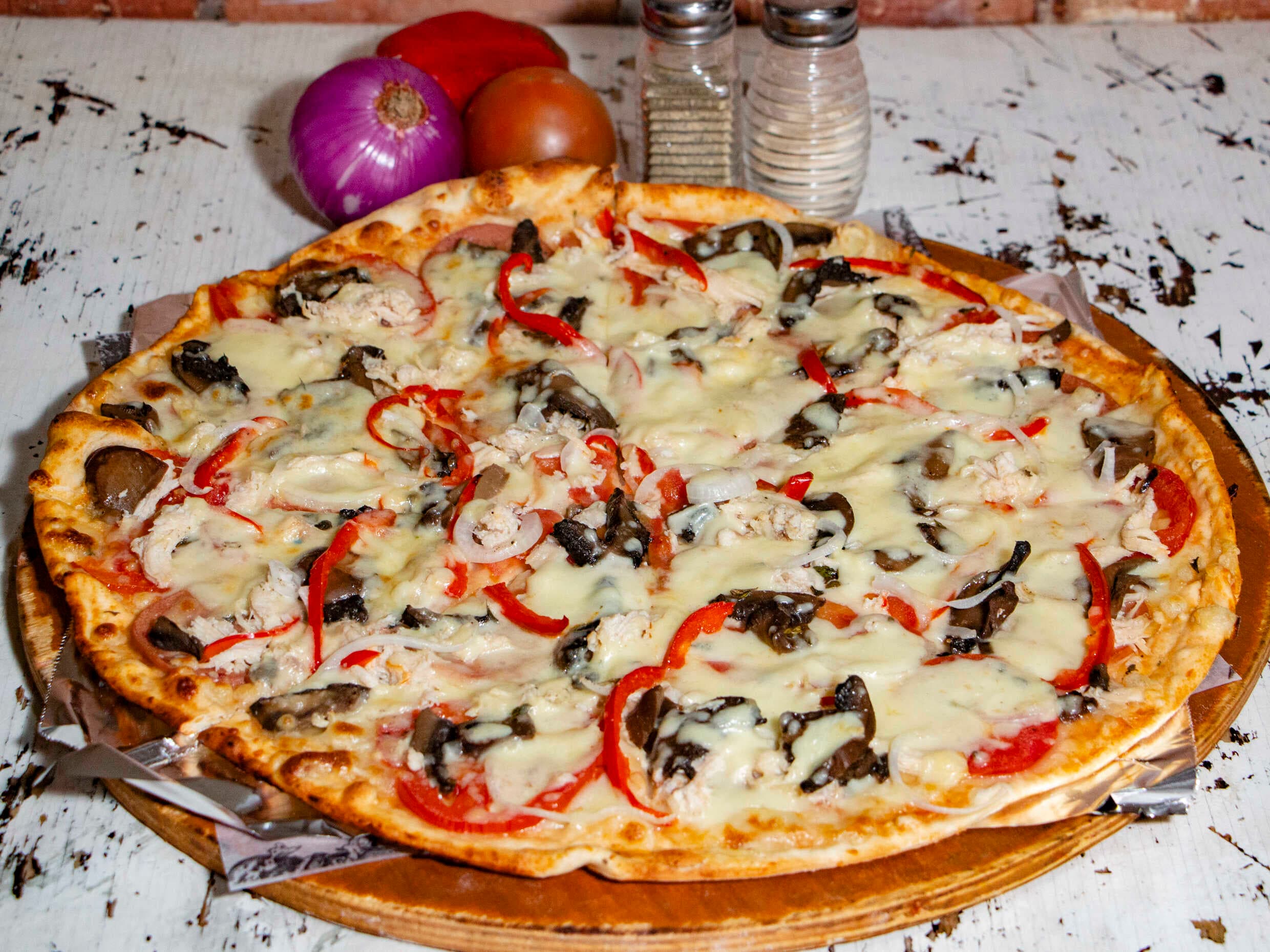 Pizza Pollo, Champiñones y Queso 8 Porciones