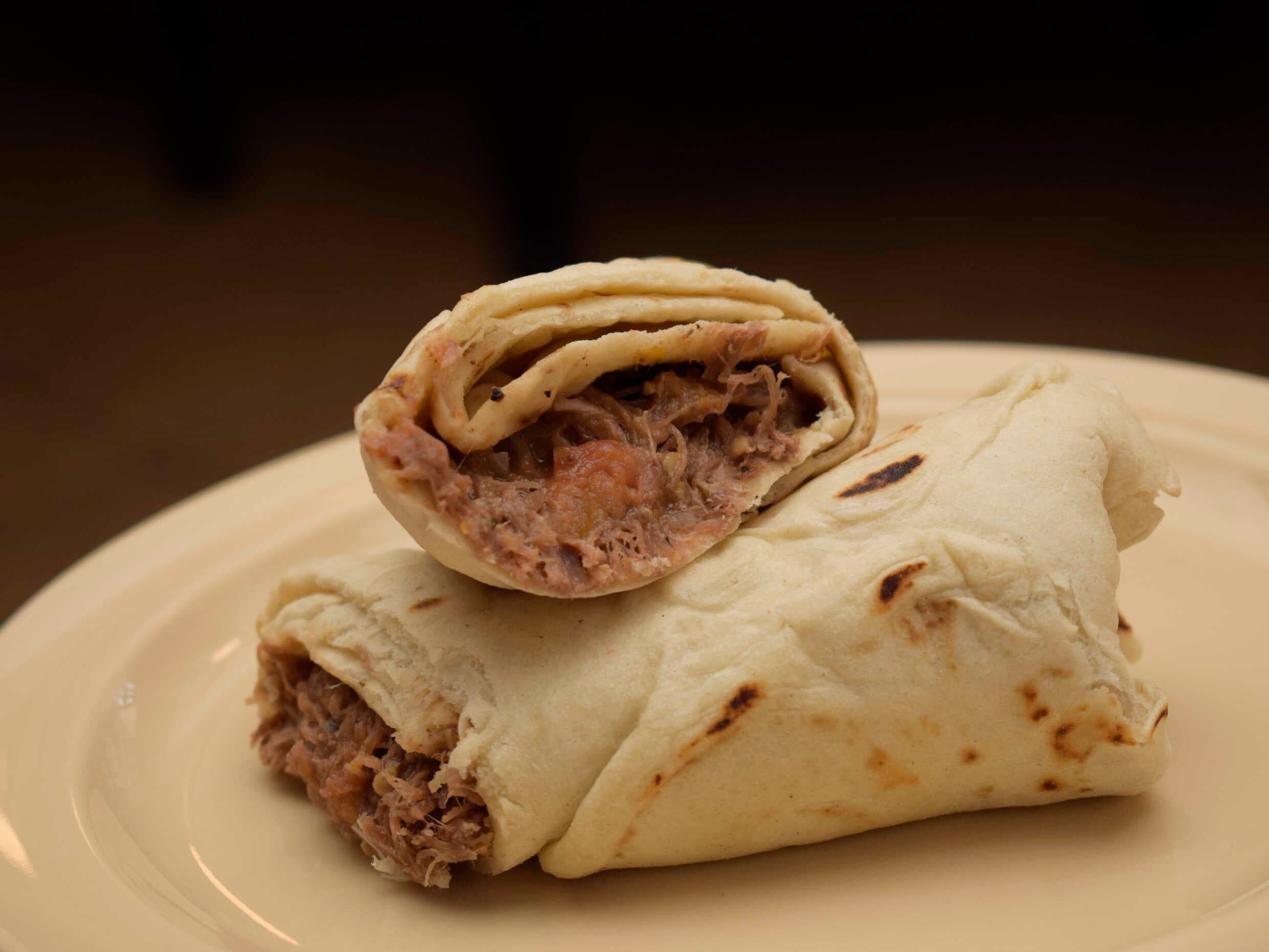 Combo 2 Burritos Huevo y Chicharron + Coca Cola