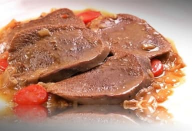 Lengua En Salsa Criolla con Sopa y Jugo