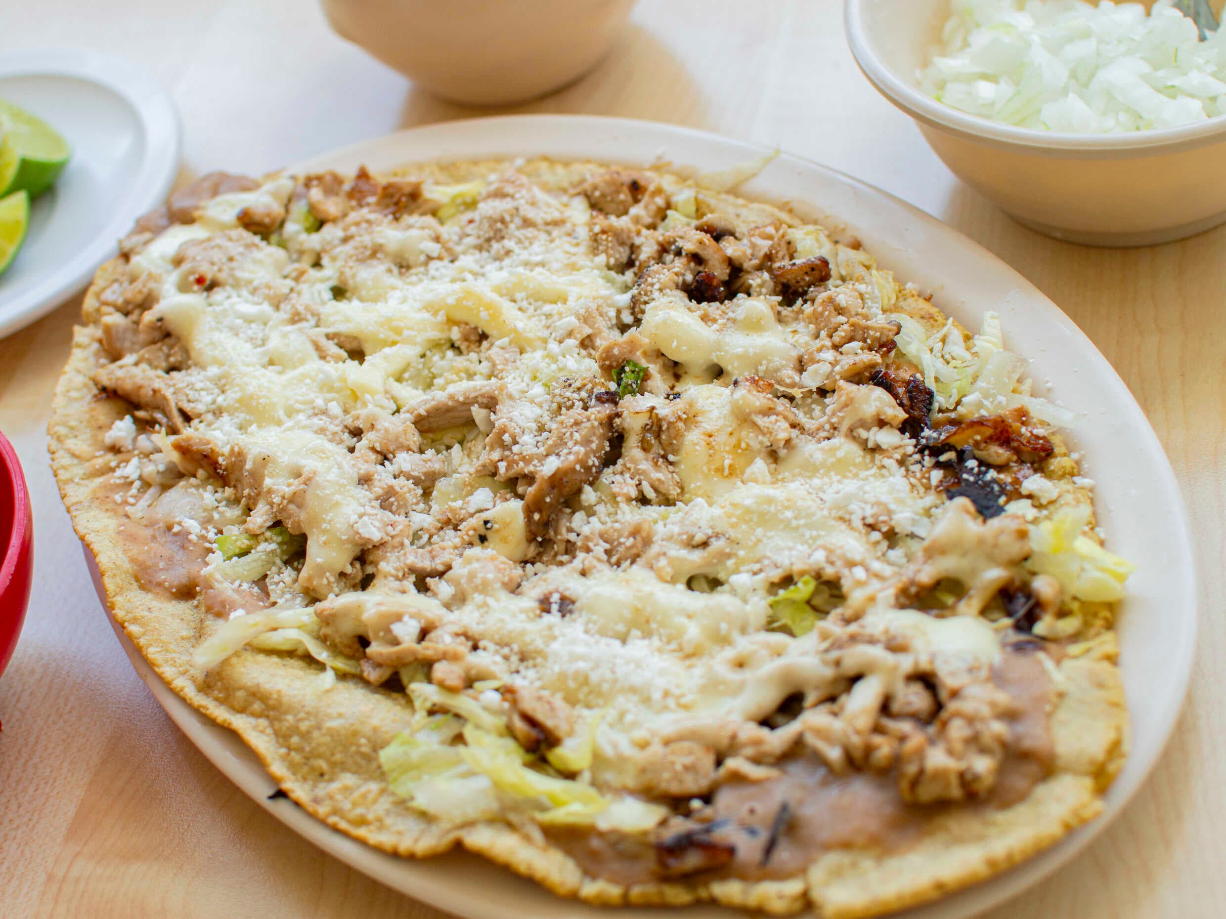 Huarache de alambre con queso
