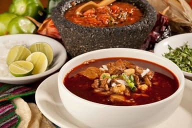 Plato de barbacoa , tortillas y una bebida