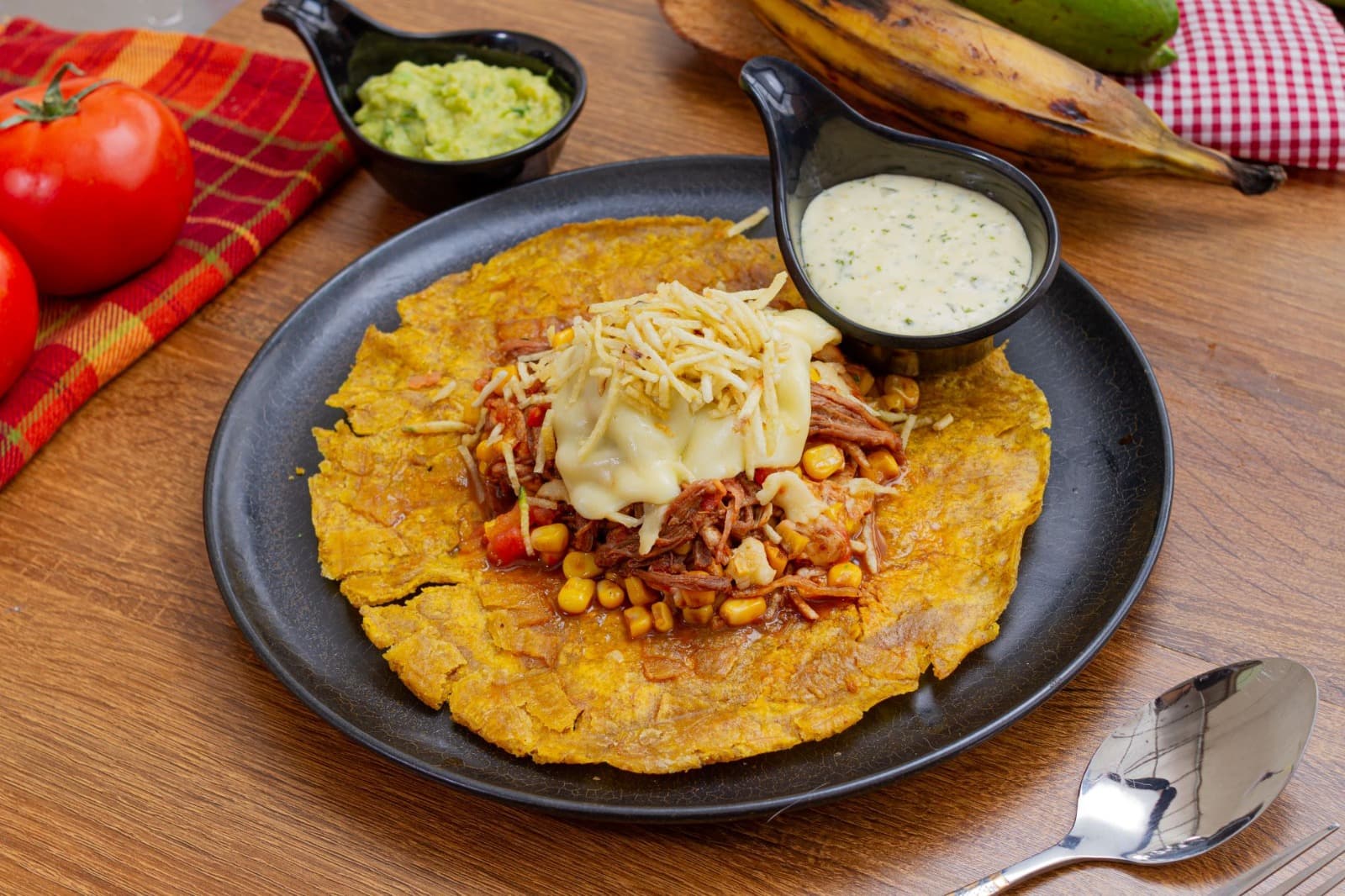 Patacones con Hogao y Chicharrón