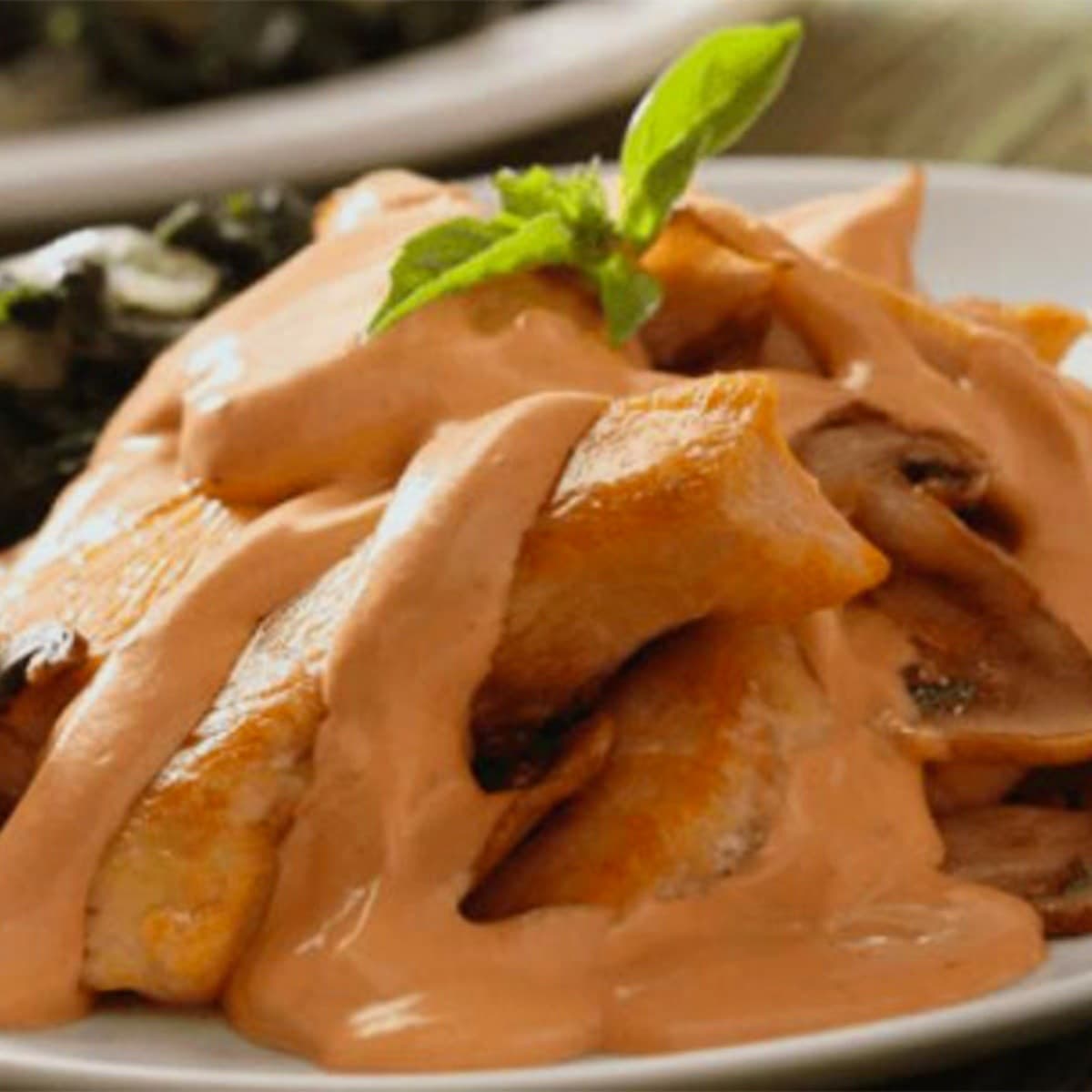 Burrito de fajitas de pollo en crema de chipotle