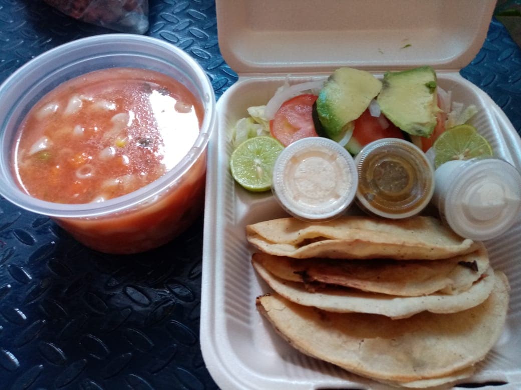 Tacos Dorados de Pollo o Deshebrada