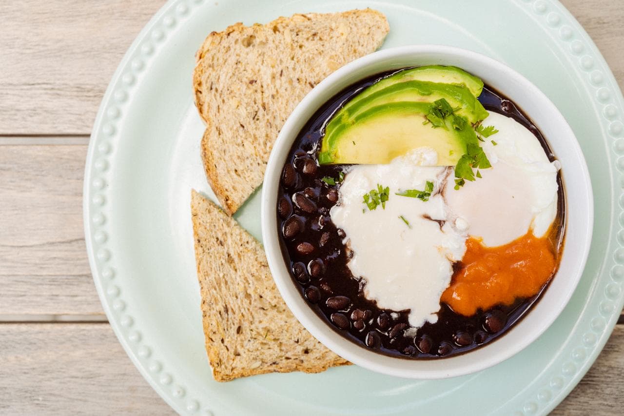 Tazón de Huevo Poché con Frijoles