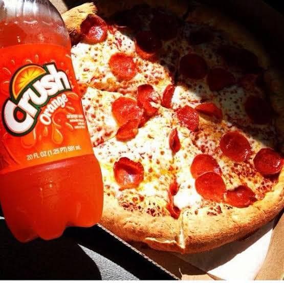 Pizza de peperoni y soda