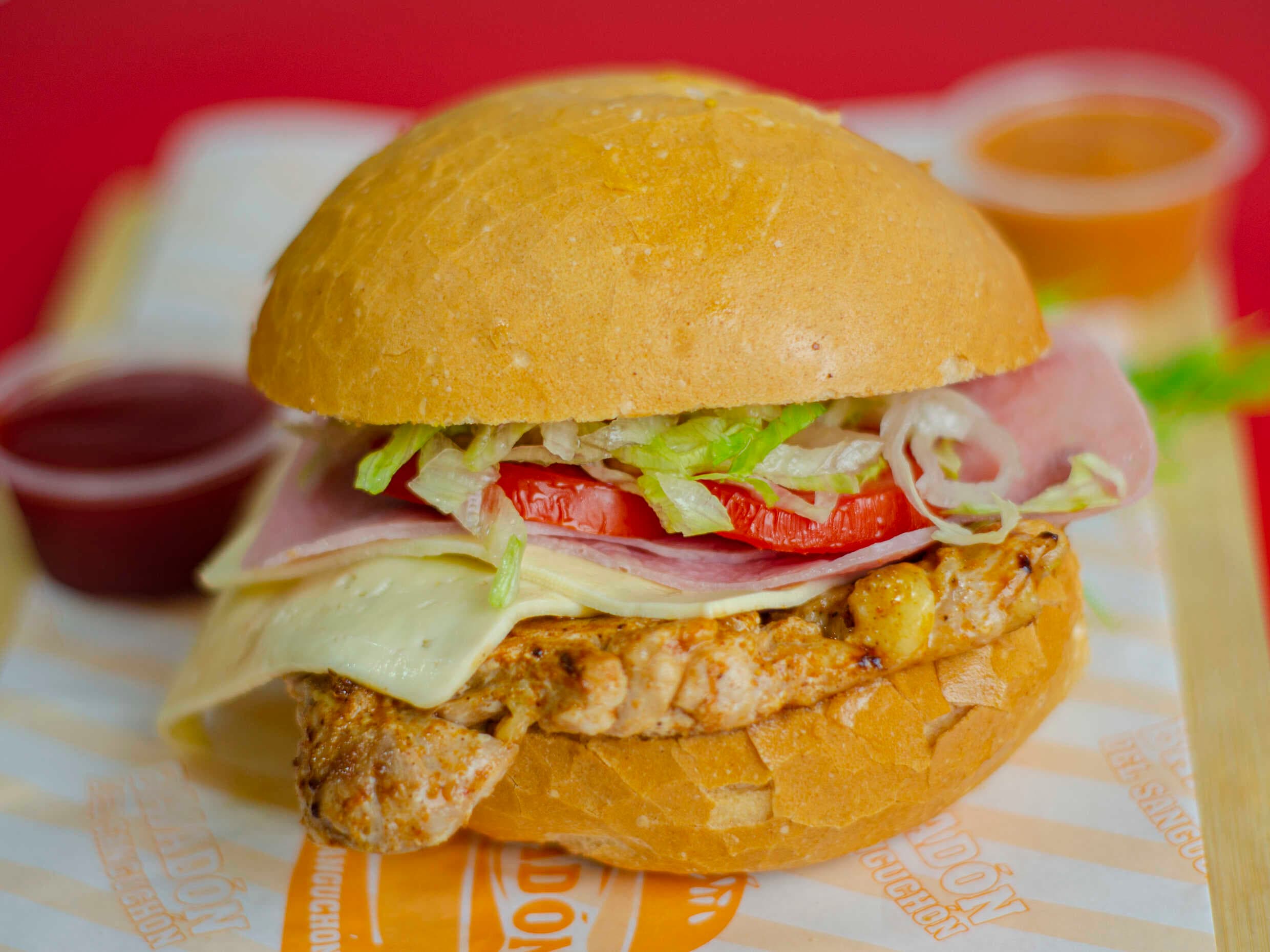 Sándwich de Filete con 4 Tocinos y 1 Huevo