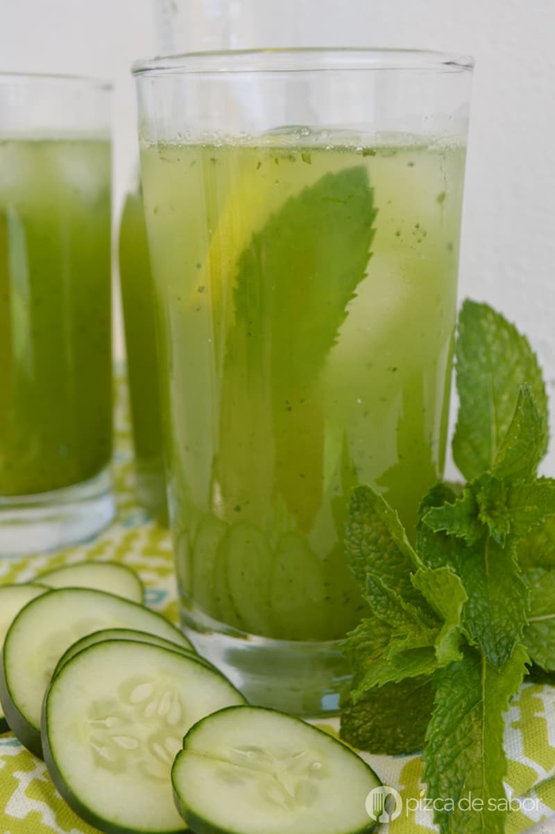 Agua de Limón con Pepino y Hierbabuena