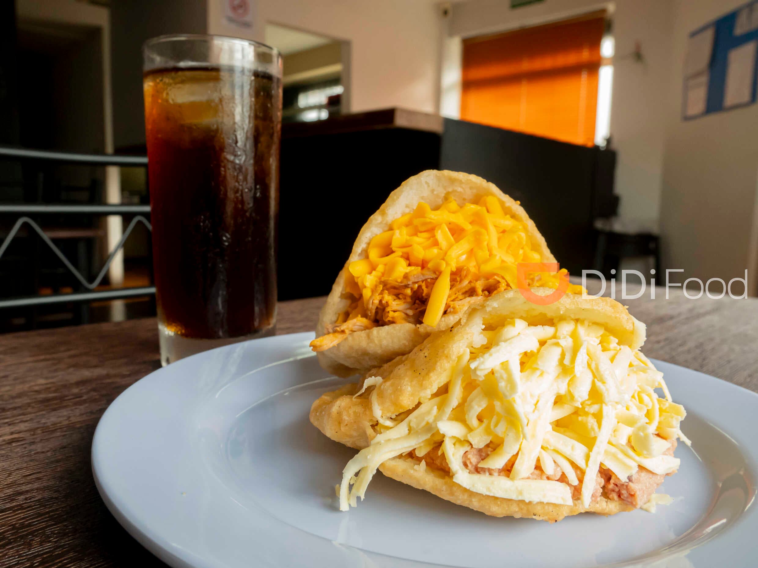 2 Arepas + 1 Coca Cola 250ml