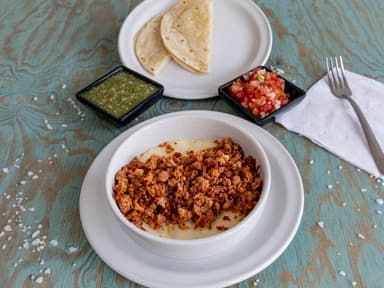 Queso Fundido con Chorizo