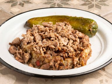 Papa rellena con carne, Incluye bebida.