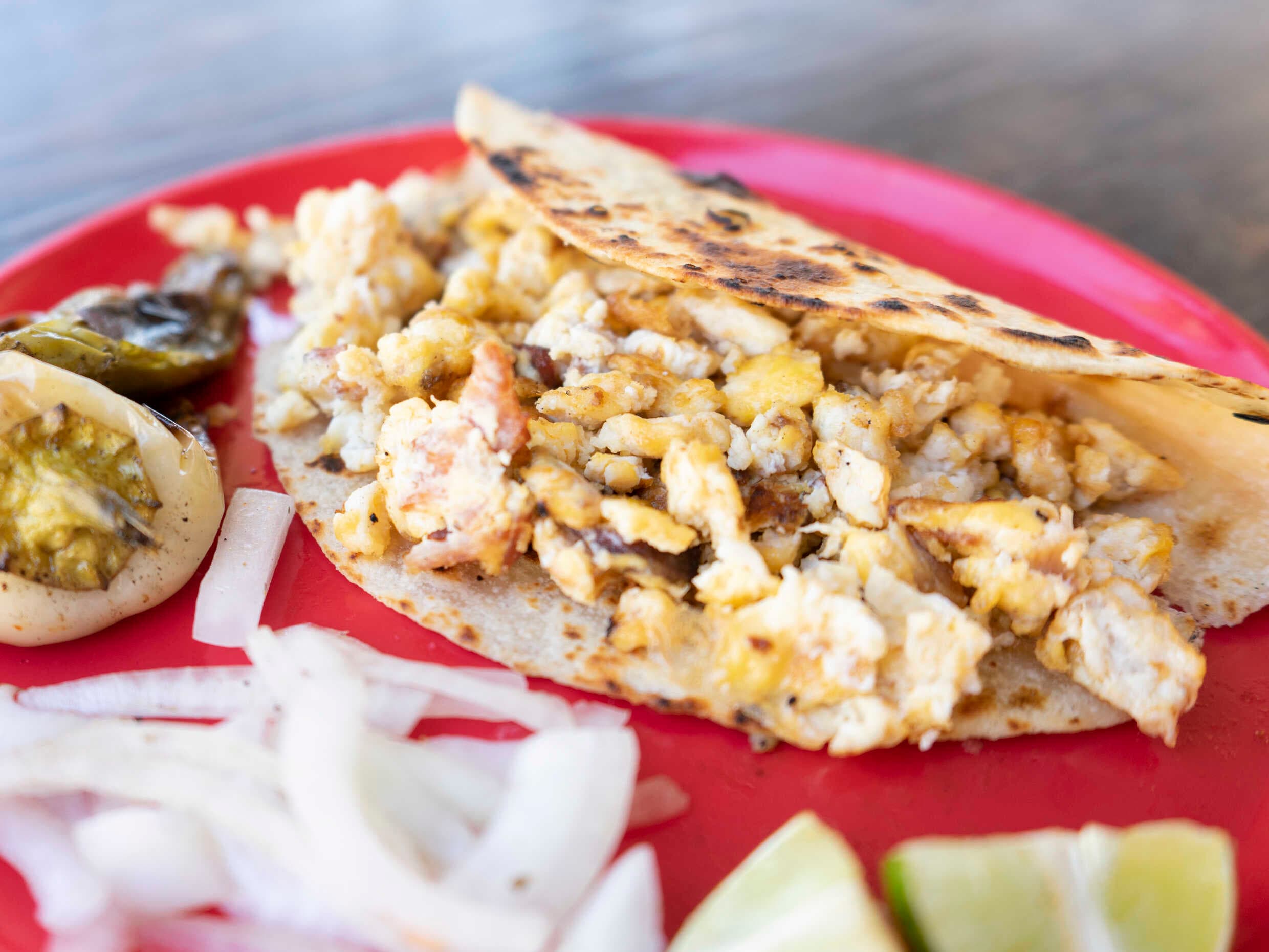 Taco de Huevo con Tocino