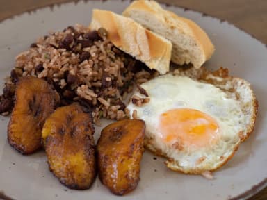 Gallo Pinto + 2 Acompañamientos a elegir