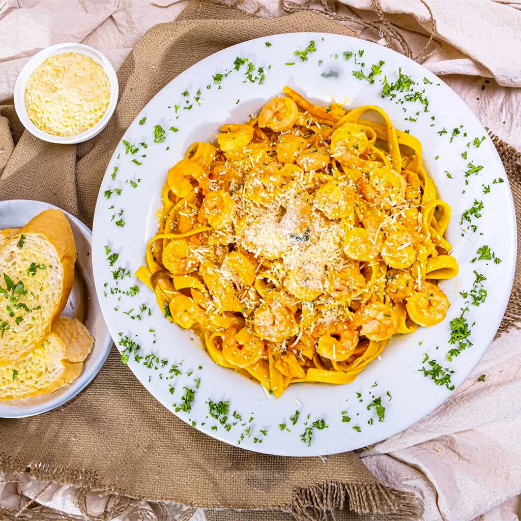 Pastas con Pollo y Camarones