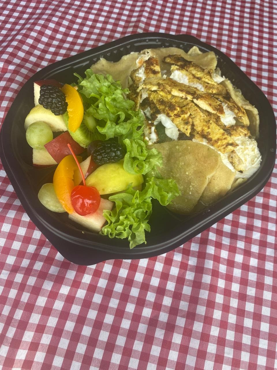Chilaquiles Verdes con Cecina+ Ensalada de Frutas