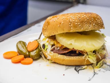 Hamburguesa con Piña