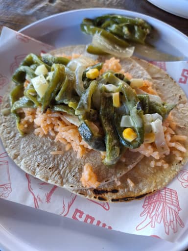 Taco Grade de Rajas Con Crema, Pollo y Arroz