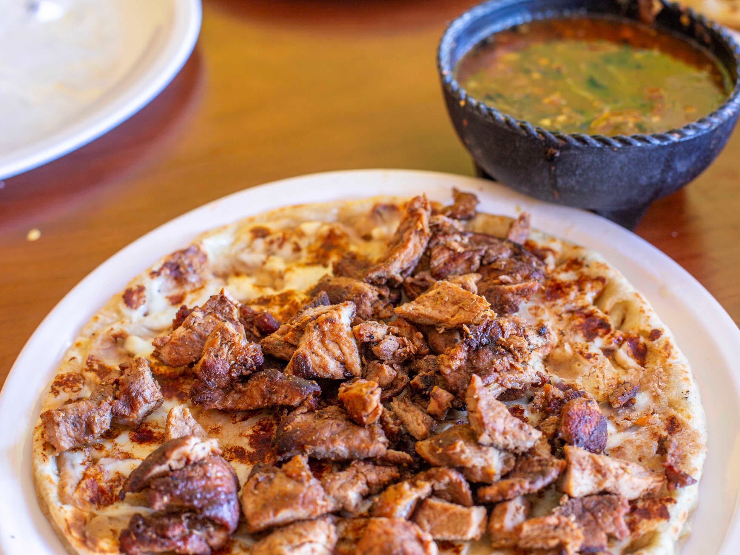Sope con Bistec