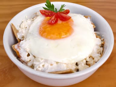 Chilaquiles Huevo con Totopos Horneados