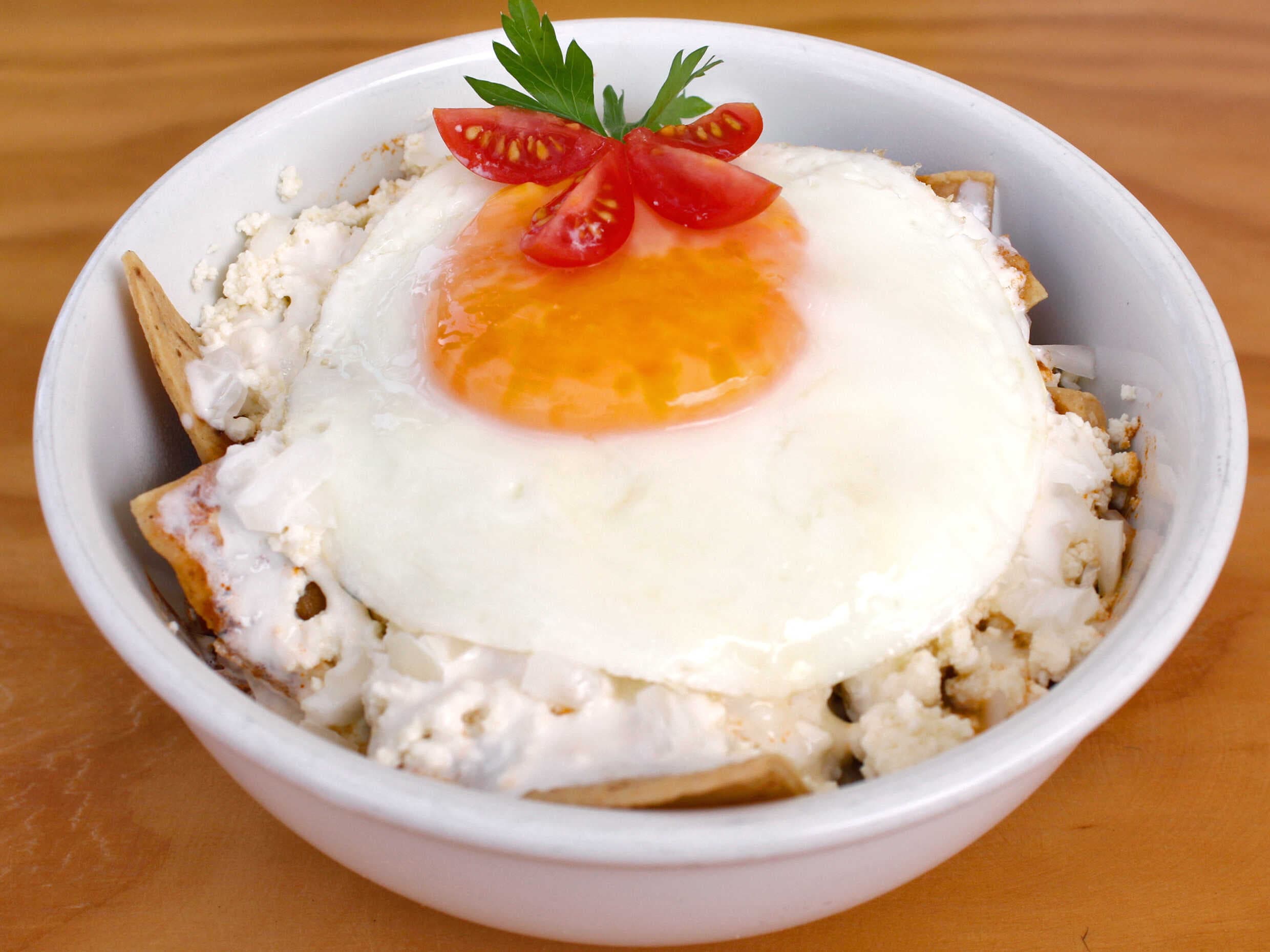 Chilaquiles Huevo con Totopos Horneados