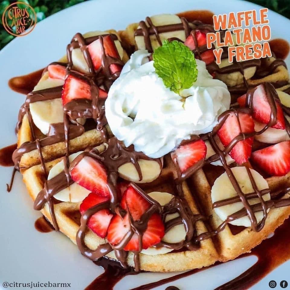 Waffle combinado: Fresa, plátano, nutella y nuez