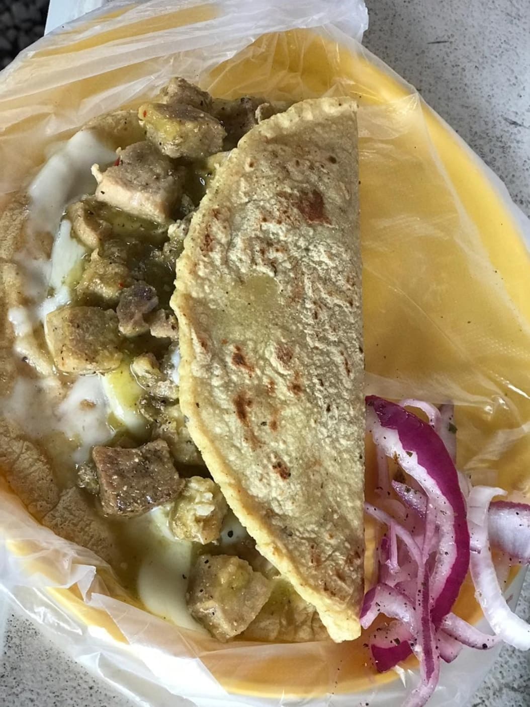 Quesadilla con Pierna de Puerco en Salsa Verde