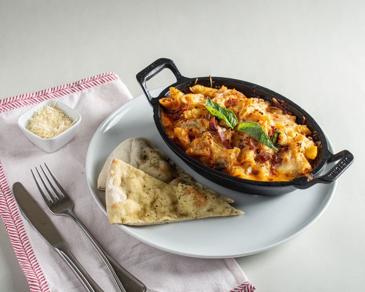 Pasta Amatriciana con Tocineta  + Pan Focaccia