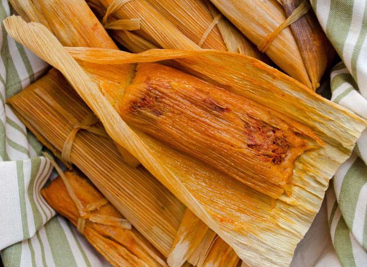 Tamal de Puerco en salsa roja