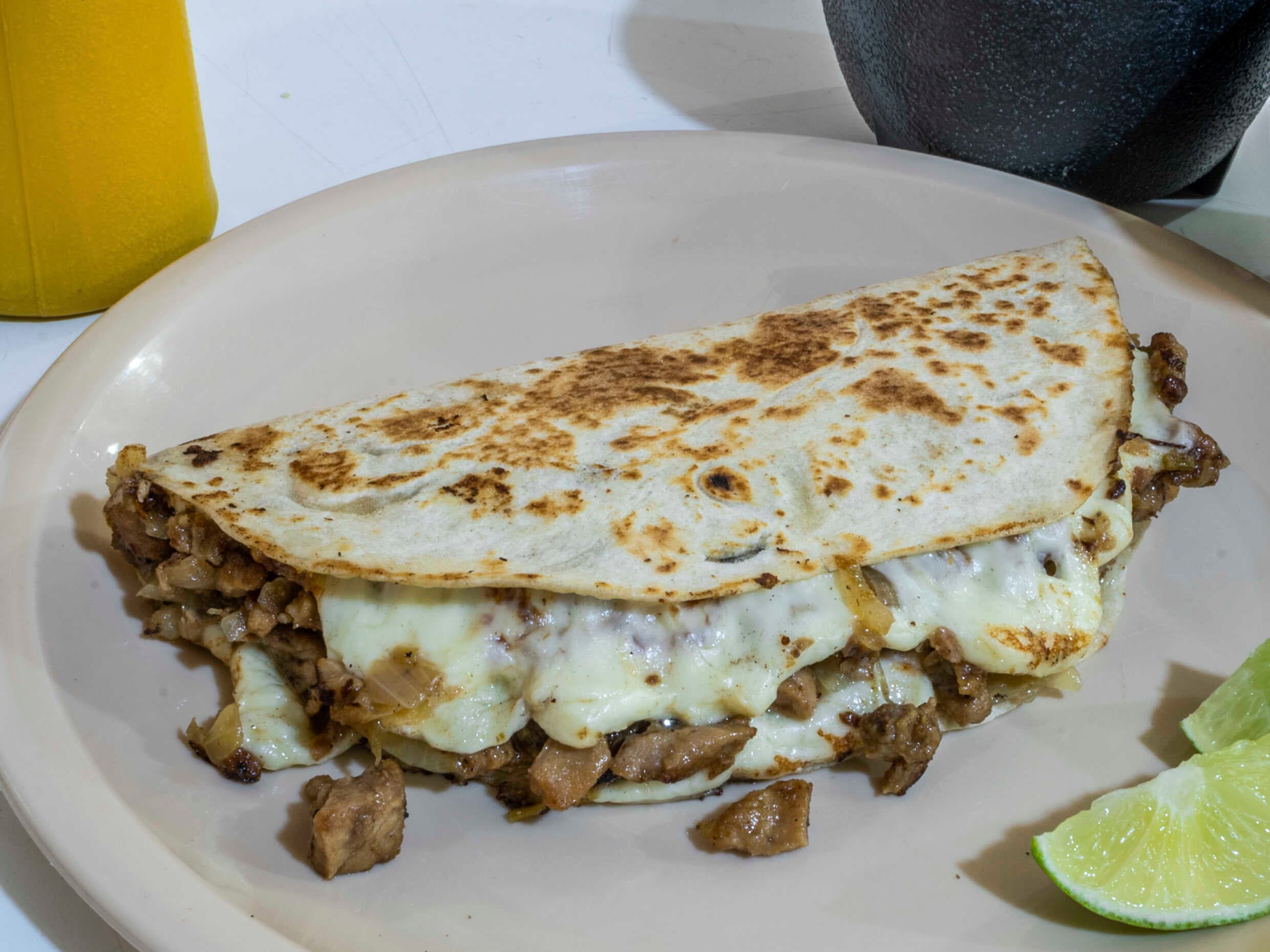 QUESADILLA CON CARNE