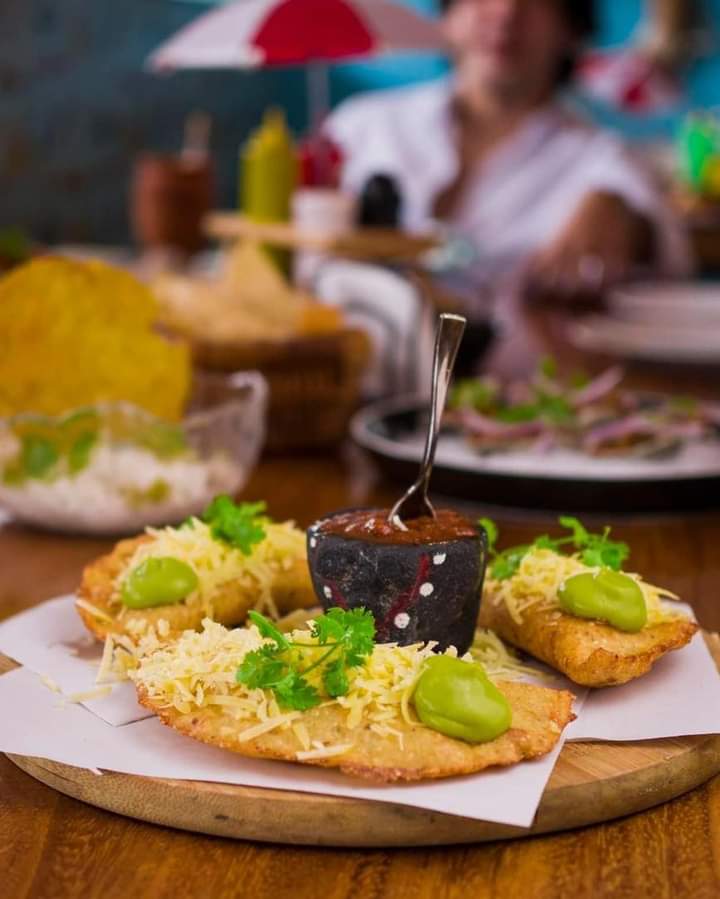 Empanadas de Queso de Bola con Camarón