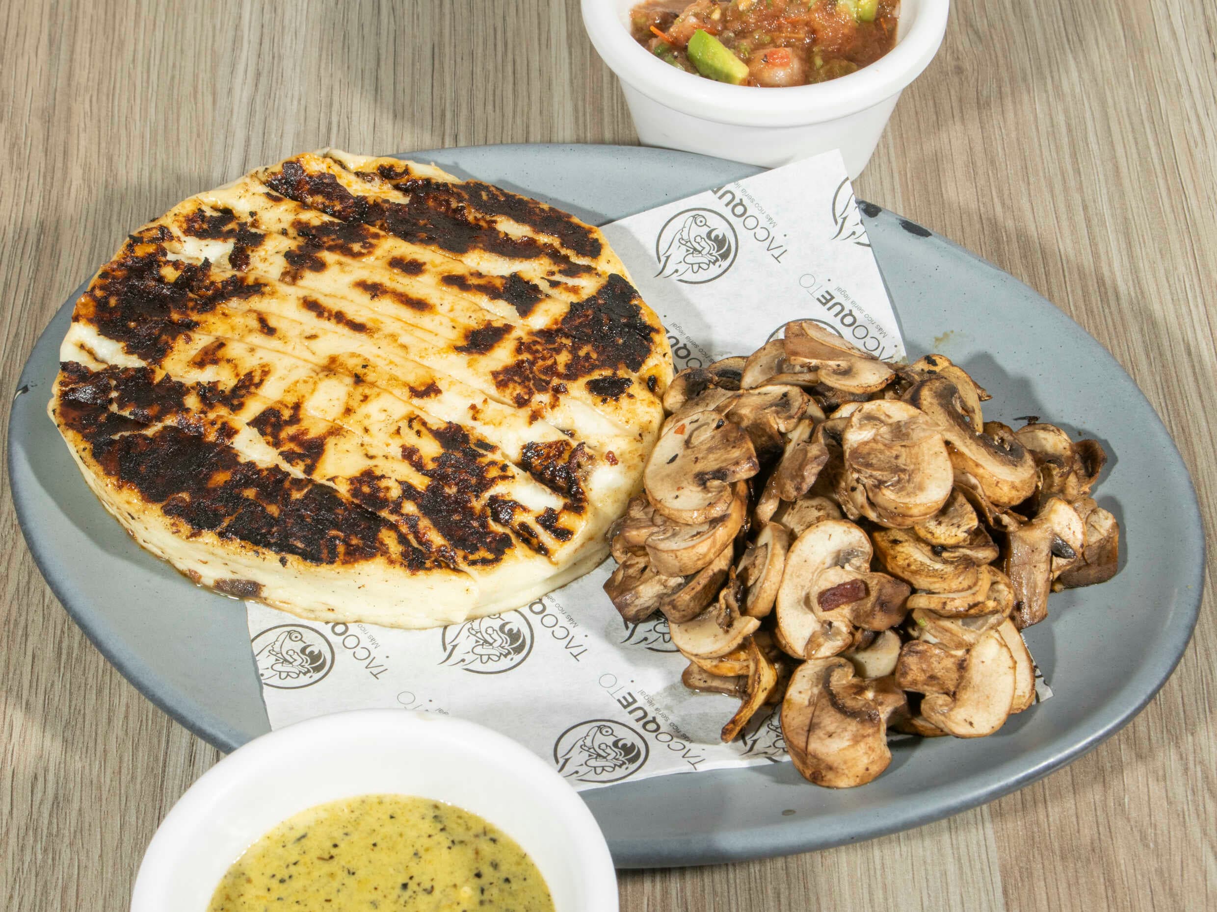 Queso Asado con Champiñones