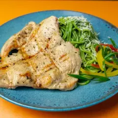 Pechuga a la Parrilla con Espagueti al pesto + Beb