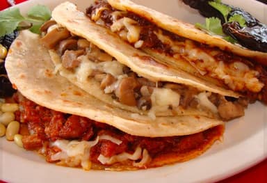 Quesadilla de maíz de Mole Verde con pollo